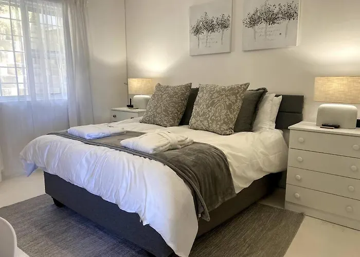 Couples Cove: Luxe Getaway W/ Jetted Bath & Views