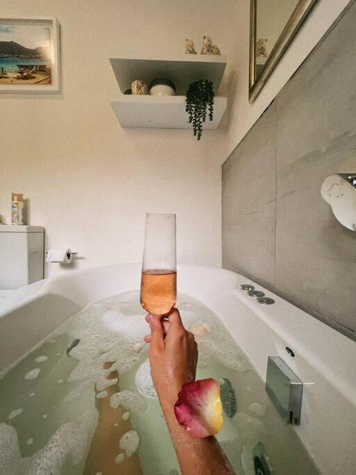 Apartment Couples Cove: Luxe Getaway W/ Jetted Bath & Views