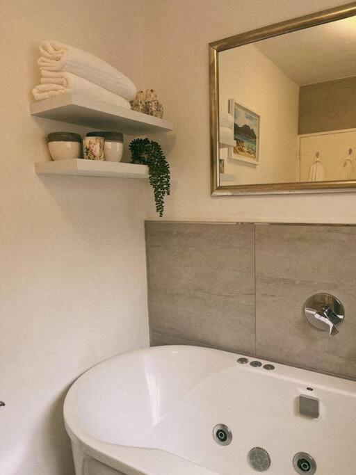 Couples Cove: Luxe Getaway W/ Jetted Bath & Views Cape Town