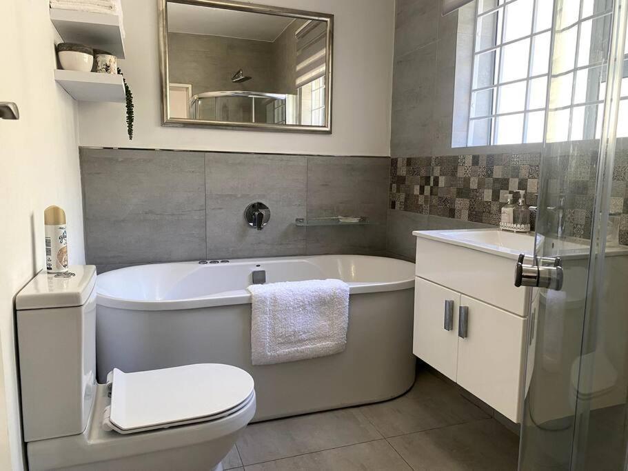 Couples Cove: Luxe Getaway W/ Jetted Bath & Views Apartment