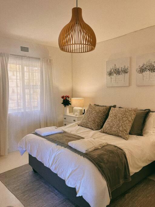 Couples Cove: Luxe Getaway W/ Jetted Bath & Views Apartment Cape Town